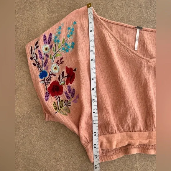 Free People gorgeous peach floral embroidered Blouse crop top - Picture 9 of 10